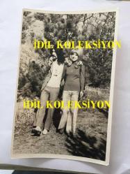 BARIŞ MANÇO'NUN ORİJİNAL 2'Li FOTOĞRAF SETİ - 18 x 12 cm EBADINDA - SİYAH & BEYAZ - BARIŞ MANÇO ve SEVİNÇ PEKİN AĞAÇLARIN ALTINDA BİRLİKTEYKEN ÇEKİLMİŞ 2 ÖZEL KARE, 1970'LER