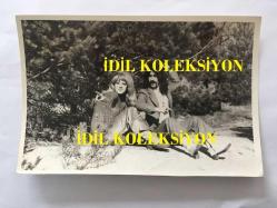 BARIŞ MANÇO'NUN ORİJİNAL 2'Li FOTOĞRAF SETİ - 18 x 12 cm EBADINDA - SİYAH & BEYAZ - BARIŞ MANÇO ve SEVİNÇ PEKİN AĞAÇLARIN ALTINDA BİRLİKTEYKEN ÇEKİLMİŞ 2 ÖZEL KARE, 1970'LER