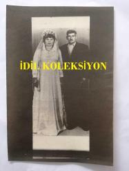 BARIŞ MANÇO'NUN SARI ÇİZMELİ MEHMET AĞA ŞARKISINA KONU OLAN MEHMET AĞA'NIN TIPKI BASIM FOTOĞRAFLARI ve NÜFUSA KAYDIYLA İLGİLİ BELGENİN ÇEKİLMİŞ FOTOĞRAFI, 3 ADETTİR, 2 ADET TIPKI BASIM FOTOĞRAF ve 1 ADET KOPYA BELGE - MEHMET AĞA'NIN BÜYÜK OĞLU HÜSEYİN SARIÇİZMELİ - 17 x 12 cm EBADINDA