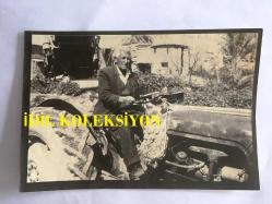 BARIŞ MANÇO'NUN SARI ÇİZMELİ MEHMET AĞA ŞARKISINA KONU OLAN MEHMET AĞA'NIN TIPKI BASIM FOTOĞRAFLARI ve NÜFUSA KAYDIYLA İLGİLİ BELGENİN ÇEKİLMİŞ FOTOĞRAFI, 3 ADETTİR, 2 ADET TIPKI BASIM FOTOĞRAF ve 1 ADET KOPYA BELGE - MEHMET AĞA'NIN BÜYÜK OĞLU HÜSEYİN SARIÇİZMELİ - 17 x 12 cm EBADINDA