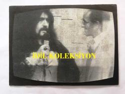 Efemera - BARIŞ MANÇO'NUN TIPKI BASIM FOTOĞRAFI - 18 x 13 cm EBADINDA - BARIŞ MANÇO ve KURTALAN EKSPRES ALMAN TELEVİZYON KANALINDA SEYİRCİ KARŞISINDA YAPILAN ''BİO'S BAHNHOF''' ADLI GÖSTERİDE EKRAN KARŞISINA ÇIKIP İKİ ŞARKI SÖYLEDİĞİ ANLARDAN BİR KARE, 30 KASIM 1982 - kitantik - kitaLog