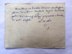 BARIŞ MANÇO'NUN TIPKI BASIM FOTOĞRAFI - 18 x 13 cm EBADINDA - BARIŞ MANÇO ve KURTALAN EKSPRES ALMAN TELEVİZYON KANALINDA SEYİRCİ KARŞISINDA YAPILAN ''BİO'S BAHNHOF''' ADLI GÖSTERİDE EKRAN KARŞISINA ÇIKIP İKİ ŞARKI SÖYLEDİĞİ ANLARDAN BİR KARE, 30 KASIM 1982