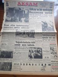 Akşam Gazetesi - 27 Ekim 1960 - Fahrettin Kerim Gökay'ın Bir Mektubu Başsavcıya Verildi - Atatürk'ün Selanik'te Evine Bomba Attığını İtiraf Ettiği Mektupları Gelecek  Olan Oktay Engin - Kısmi Aftan Faydalananlar Cumartesi Tahliye Edilecek - Rektör Sıddık Sami Onar Biz Papa Değiliz Dedi - Tokat'ta Çarşafla Mücadele - Doğu'da Kadınlar Hala Satılık Eşya Halinde - Ateşli Kız Gina Yazan George Albert Gley Yazı Dizisi - Hülagünün Gözdesi Çizen Suat Yalaz - Hukukçu Gözü İle 6 7 Eylül Duruşmaları - Günah Maskesi Aşk Ve His Romanı Resimleyen Remzi - Geyşa'nın Hatıra Defteri Yazan Kimiko Omura Yazı Dizisi - Bize Barbaroslu Derler Yazan Çizen Ratip Tahir Burak - Kont Senlibenli Karikatür - Nazlı İle Hamza Karikatür - Vadiler Hakimi Çizgi Roman - Bugünkü Burç Falınız - Yıldızlar Gecesi Safiye Ayla Atıf Kaptan Hulusi Kentmen Kadir Savun Zeynep Değirmencioğlu - B Milli Maçı 27 Kasım'da İstanbul'da Oynanacak - Karakucak Şampiyonası İçin Son Hazırlıklar Başlıyor - Necdet Erdem Feriköy'de