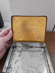 Antik sigara teneke kutusu