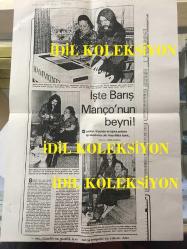 BARIŞ MANÇO'NUN ve ANNESİ RİKKAT UYANIK'IN ÇEŞİTLİ HABER ve BELGELERİNİN YER ALDIĞI 7 ADET TIPKI BASIM YAPRAK - 7.02.1992 TARİHLİ RİKKAT UYANIK'IN VEFAT HABERİNİN YAZILI OLDUĞU BASIN BÜLTENİ - HAKKI MANÇO ve RİKKAT UYANIK'IN EVLİLİK FOTOĞRAFLARI - 1959 TARİHLİ AİLE DÜĞÜNÜ FOTOĞRAFI, RİKKAT HANIM, BARIŞ MANÇO  ve SAVAŞ MANÇO AYNI KAREDEYKKEN - TÜRK MUSIKİ DERNEĞİ RİKKAT UYANIK'IN YER ALDIĞI NİSAN 1949 TAKVİM YAPRAĞI, RİKKAT HANIM'IN RÖPORTAJINDAN 4 SAYFA (HAFTALIK RESİMLİ PERDE DERGİSİNİN 17.09.1949 TARİHLİ SAYISINDAN KOPYADIR)
