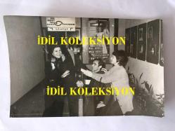 AYDEMİR AKBAŞ, ERDİNÇ AKBAŞ, OYUNCU BENGÜ ŞEN ve BİLGE ŞEN'İN AYNI KAREDE OLDUĞU ANLARDAN ORİJİNAL BİR FOTOĞRAF - NİSA SEREZLİ & TOLGA AŞKINER TİYATROSU GİRİŞİNDE BİRBİRLERİYLE ŞAKALAŞIRKEN ÇEKİLMİŞ GÜZEL BİR KARE, DUVARDAKİ PANODA DÖNEMİN ŞARKICISI ŞAHANE'NİN FOTOĞRAFI - 1970'LERDEN GÜZEL BİR HATIRA - 18 x 11,5 cm EBADINDA