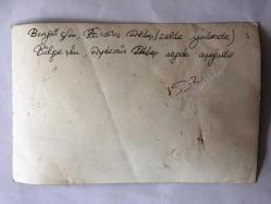 AYDEMİR AKBAŞ, ERDİNÇ AKBAŞ, OYUNCU BENGÜ ŞEN ve BİLGE ŞEN'İN AYNI KAREDE OLDUĞU ANLARDAN ORİJİNAL BİR FOTOĞRAF - NİSA SEREZLİ & TOLGA AŞKINER TİYATROSU GİRİŞİNDE BİRBİRLERİYLE ŞAKALAŞIRKEN ÇEKİLMİŞ GÜZEL BİR KARE, DUVARDAKİ PANODA DÖNEMİN ŞARKICISI ŞAHANE'NİN FOTOĞRAFI - 1970'LERDEN GÜZEL BİR HATIRA - 18 x 11,5 cm EBADINDA