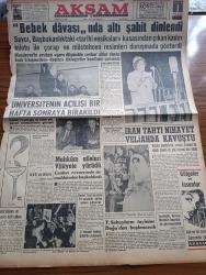 Akşam Gazetesi - 1 Kasım 1960 - Bebek Davasında Altı Şahit Dinlendi - Adnan Menderes'in Avukatı Yere Düşmekle Cevher Sakıt Olmaz Kadr ü Kıymetten Deyince Dinleyiciler Kendisini Yuhaladı - Mahkemede Çok Rahat Konuşan Ayhan Aydan Yemini Okurken - İran Tahtı Nihayet Veliahda Kavuştu - Üniversitesinin Açılışı Bir Hafta Sonraya Bırakıldı - Devlet Tiyatrosundan 54 Sanatkar Birden Askere Gidiyor - Hülagünün Gözdesi Çizen Suat Yalaz - Ateşli Kız Gina Yazan George Albert Gley Yazı Dizisi - 6 7 Eylül Duruşması Ne Safhada - Küba Ablukada - Günah Maskesi Aşk Ve His Romanı Resimleyen Remzi - Kont Senlibenli Karikatür - Kraliçe Ferah Dün Anne Oldu - Mustafa Şarkısını Almanya'da Meşhur Eden Leo Leandros İle Almanya Muhabirimiz Görüştü - Saim Kaur İstanbulspor'dan İstifa Etti - Bebek Davasında Adnan Menderes'in Dün Gözlerinden Yaşlar Aktı - Son Şans Beşiktaş Puppo Sandro'ya Tam Selahiyeti Kabul Etti - Beykoz Kulübü Lefter Küçükandonyadis'i Federasyona Şikayet Etti - Hakkı Yeten