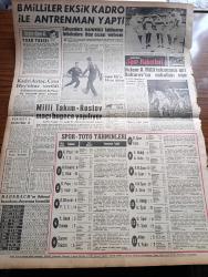 Akşam Gazetesi - 9 Kasım 1960 - Kapatılmayan 12 Bin Liralık Avans Davasına Başlandı - Zeyyat Mandalinci Bir Yolsuzluk Değil Prensip Anlaşmazlığı Olduğunu Söyledi Ve Önce Prensip Halledilmeli Dedi - İstanbul'dan 4 Bin Öğretmen Anadolu'ya Tayin Edilecek - Gayri Meşru Servetler - Ankara Üniversitesinde İsmet İnönü Konuşma Yaptı - Konya'da İhtiyar Heyeti Çarşafı Yasak Etti - Cemal Gürsel Amerikan Kız Kolejini Ziyaret Etti - Hülagünün Gözdesi Çizen Suat Yalaz - Ateşli Kız Gina Yazan George Albert Gley Yazı Dizisi - Sigorta İlaçları Satan 140 Eczane Tahkik Konusu Oldu - Ümmü Hatun Düşükleri Görmek İçin Ereğliden Yassıadaya Geldi - Günah Maskesi Aşk Ve His Romanı Resimleyen Remzi - Sanat Dünyası Yazan Abdulkadir Günyaz - Bize Barbaroslu Derler Yazan Çizen Ratip Tahir Burak - Gölgeler Ve İnsanlar Yazan Victoria Holt Yazı Dizisi - Tan Sineması - Kadri Aytaç Ceza Heyetine Verildi - İsmet Atlı'yı Adana İstiyor - Turgay Şeren Diyor Ki - Spor Toto Tahminleri - Milli Takım Rostov Maçı Bu Gece