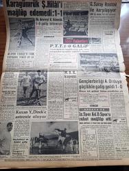 Akşam Gazetesi - 13 Kasım 1960 - Milli Birlik Komitesi'nden Antidemokratik Kanun Asla Geçmeyecektir - Harem Canavarı Kandemir Sipahipala İdama Mahkum Oldu - Balat Adalet Fabrikası Dün 780 İşçi Çıkardı - Namık Gedik'in Eşi Tertip Yoktu Diyor - Adnan Menderes Avukatıyla Görüşemediğinden Şikayetçi - 2. Davada Zeyyat Mandalinci'nin 10 Hayrettin Erkmen'in 5 Yıl Hapsi İstendi - Vietnam'daki Darbe Muvaffak Olamadı - Vehbi Koç Amerika'dan Döndü - Hülagünün Gözdesi Çizen Suat Yalaz - Ateşli Kız Gina Yazan George Albert Gley Yazı Dizisi - Radyo Tiyatro Ülkü Birliği Yazan Müşerref Hekimoğlu Köşe Yazısı - Hayalden Gerçeğe Yazan İlhan Selçuk - Alman Birlikleri Fransa'ya Girdi - Hollywood'un Kralı Clark Gable Ölümle Savaşıyor - Bize Barbaroslu Derler Yazan Çizen Ratip Tahir Burak - Burç Falı - İstanbul Ankara Radyosu Programı - Karagümrük Şekerhilal'i Mağlup Edemedi 1 1 - Galatasaray Rostov İle Karşılaşıyor - Modaspor Fenerbahçe'yi Fark Yaparak Yendi 69 55 - Milli Birlik Komitesi At Yarışı Kupası