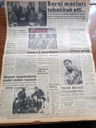 Akşam Gazetesi - 15 Kasım 1960 - Affedilenlere Yeni Görevler Veriliyor - Eski Milli Birlik Komitesi Üyesi İçin Elçiliklerde Müşavirlikler İhdas Olunacak - İpar Davası Bugün Başlıyor - İstanbul Üniversitesi 6 Bin Öğrenci Daha Aldı - İstanbul Milli Eğitim Müdürlüğüne Halis Kurtça Tayin Edilmiştir - Tapu Kadastro Okulu Öğrencileri Okulun İdaresine El Koydu - Indianapolis Belediye Başkanı Muammer Kaylan'a Şehrin Anahtarını Verdi - Amerikalı Zenci Şarkıcı Sammy Davis İle İsveçli Yıldız Mai Britt Evlendi - Hülagünün Gözdesi Çizen Suat Yalaz - Ateşli Kız Gina Yazan George Albert Gley Yazı Dizisi - İstanbul'un Sanayi Bölgesi Hududu Hereke'den Başlayacak - İpartransport'un Sahibi İle Beraber Adnan Menderes Fatin Rüştü Zorlu Hasan Polatkan da Sanık - Günah Maskesi Aşk Ve His Romanı Resimleyen Remzi - Frank Sinatra İle Kim Novak Son Günlerde Çok Sıkı Fıkı Fotoğraf - Amerika'nın Ünlü Halk Şarkıcısı Gale Storm - Fenerbahçe Beykoz Maçında Lefterin Beykozlu Kamile Yumruk Atma Hadisesi