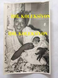 ŞARKICI ESMERAY'IN (ESMERAY DİRİKER) ORİJİNAL 4'LÜ FOTOĞRAF SETİ - ESMERAY 1977 YILINDA OĞLU KAAN DİRİKER'İN DOĞUMU SONRASINDA BEBEĞİNİ KUCAĞINDA NEŞEYLE TUTTUĞU ANLARDAN 4 GÜZEL KARE - 18 x 12 cm EBADINDA - SİYAH & BEYAZ - 17 NİSAN 1977