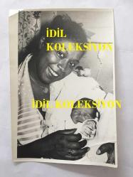 ŞARKICI ESMERAY'IN (ESMERAY DİRİKER) ORİJİNAL 4'LÜ FOTOĞRAF SETİ - ESMERAY 1977 YILINDA OĞLU KAAN DİRİKER'İN DOĞUMU SONRASINDA BEBEĞİNİ KUCAĞINDA NEŞEYLE TUTTUĞU ANLARDAN 4 GÜZEL KARE - 18 x 12 cm EBADINDA - SİYAH & BEYAZ - 17 NİSAN 1977