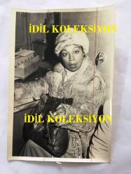 ŞARKICI ESMERAY'IN (ESMERAY DİRİKER) 5'Lİ ORİJİNAL FOTOĞRAF SETİ - ESMERAY'IN EVİNİ SOYAN 2 HIRSIZIN YAKALANIP KARAKOLA GÖTÜRÜLDÜKLERİ ANLAR ve ESMERAY'IN DANIŞTAY BİNASI ÖNÜNDE AVUKATI DOĞAN TANYER İLE GÖRÜLDÜĞÜ BİR KARE - 17-19 OCAK 1977 - SİYAH & BEYAZ - 18 x 12 ve 12 x 11,5 cm EBADINDA 5 ADET ORİJİNAL FOTOĞRAF