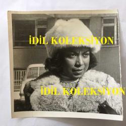 ŞARKICI ESMERAY'IN (ESMERAY DİRİKER) 5'Lİ ORİJİNAL FOTOĞRAF SETİ - ESMERAY'IN EVİNİ SOYAN 2 HIRSIZIN YAKALANIP KARAKOLA GÖTÜRÜLDÜKLERİ ANLAR ve ESMERAY'IN DANIŞTAY BİNASI ÖNÜNDE AVUKATI DOĞAN TANYER İLE GÖRÜLDÜĞÜ BİR KARE - 17-19 OCAK 1977 - SİYAH & BEYAZ - 18 x 12 ve 12 x 11,5 cm EBADINDA 5 ADET ORİJİNAL FOTOĞRAF