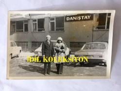 ŞARKICI ESMERAY'IN (ESMERAY DİRİKER) 5'Lİ ORİJİNAL FOTOĞRAF SETİ - ESMERAY'IN EVİNİ SOYAN 2 HIRSIZIN YAKALANIP KARAKOLA GÖTÜRÜLDÜKLERİ ANLAR ve ESMERAY'IN DANIŞTAY BİNASI ÖNÜNDE AVUKATI DOĞAN TANYER İLE GÖRÜLDÜĞÜ BİR KARE - 17-19 OCAK 1977 - SİYAH & BEYAZ - 18 x 12 ve 12 x 11,5 cm EBADINDA 5 ADET ORİJİNAL FOTOĞRAF