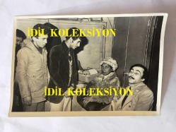 ŞARKICI ESMERAY'IN (ESMERAY DİRİKER) 5'Lİ ORİJİNAL FOTOĞRAF SETİ - ESMERAY'IN EVİNİ SOYAN 2 HIRSIZIN YAKALANIP KARAKOLA GÖTÜRÜLDÜKLERİ ANLAR ve ESMERAY'IN DANIŞTAY BİNASI ÖNÜNDE AVUKATI DOĞAN TANYER İLE GÖRÜLDÜĞÜ BİR KARE - 17-19 OCAK 1977 - SİYAH & BEYAZ - 18 x 12 ve 12 x 11,5 cm EBADINDA 5 ADET ORİJİNAL FOTOĞRAF