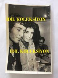 ŞARKICI ESMERAY'IN (ESMERAY DİRİKER) 5'Lİ ORİJİNAL FOTOĞRAF SETİ - ESMERAY'IN EVİNİ SOYAN 2 HIRSIZIN YAKALANIP KARAKOLA GÖTÜRÜLDÜKLERİ ANLAR ve ESMERAY'IN DANIŞTAY BİNASI ÖNÜNDE AVUKATI DOĞAN TANYER İLE GÖRÜLDÜĞÜ BİR KARE - 17-19 OCAK 1977 - SİYAH & BEYAZ - 18 x 12 ve 12 x 11,5 cm EBADINDA 5 ADET ORİJİNAL FOTOĞRAF