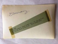 ŞARKICI ESMERAY'IN (ESMERAY DİRİKER) 5'Lİ ORİJİNAL FOTOĞRAF SETİ - ESMERAY'IN EVİNİ SOYAN 2 HIRSIZIN YAKALANIP KARAKOLA GÖTÜRÜLDÜKLERİ ANLAR ve ESMERAY'IN DANIŞTAY BİNASI ÖNÜNDE AVUKATI DOĞAN TANYER İLE GÖRÜLDÜĞÜ BİR KARE - 17-19 OCAK 1977 - SİYAH & BEYAZ - 18 x 12 ve 12 x 11,5 cm EBADINDA 5 ADET ORİJİNAL FOTOĞRAF