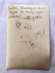 ŞARKICI ESMERAY'IN (ESMERAY DİRİKER) 5'Lİ ORİJİNAL FOTOĞRAF SETİ - ESMERAY'IN EVİNİ SOYAN 2 HIRSIZIN YAKALANIP KARAKOLA GÖTÜRÜLDÜKLERİ ANLAR ve ESMERAY'IN DANIŞTAY BİNASI ÖNÜNDE AVUKATI DOĞAN TANYER İLE GÖRÜLDÜĞÜ BİR KARE - 17-19 OCAK 1977 - SİYAH & BEYAZ - 18 x 12 ve 12 x 11,5 cm EBADINDA 5 ADET ORİJİNAL FOTOĞRAF