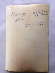 ŞARKICI ESMERAY'IN (ESMERAY DİRİKER) ORİJİNAL FOTOĞRAFI - ESMERAY 1977 YILINDA OĞLU KAAN DİRİKER'İN DOĞUMU SONRASINDA BEBEĞİNİ KUCAĞINDA NEŞEYLE TUTTUĞU ANLARDAN GÜZEL BİR KARE - 18 x 12 cm EBADINDA - SİYAH & BEYAZ - 17 NİSAN 1977