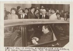 Bülent Ecevit Adliye Önünde Otomobilinde Kalabalık Bir Halk Topluluğuyla / Foto: M. Bozdemir