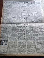 Yeni İstanbul Gazetesi - 19 Ekim 1953 - Londra Konferansının Kör Düğümleri Yazan Mustafa Nermi Köşe Yazısı - Üç Batılı Devlet Dün Sovyet Rusya'ya Nota Verdi - Fenerbahçe Swindon Town'le Karşılaşıyor - Eski Kral Faruk'un Koleksiyonu Satılıyor - Yeni Cephe Gazetesi Sahibi Osman Hamit Cezaevine Sevkedildi - Bugün Askeri Mahkemede Komünistlerin Duruşmasına Devam Ediliyor - Teknik Üniversite'de Vizeler Kaldırılıyor - Kara Günler Milli Mücadele Hatıraları Yazan İbrahim Şevki Feyzioğlu Yazı Dizisi - Anıtkabir'e Ağaç Hibe Eden Devletler - Türk Halk Masalları Şah İsmail Yazan Rezzan Güney Yazı Dizisi - Ankara İstanbul İzmir Teknik Üniversite Radyosu Programı - Acaba Körlerin Dünyayı Görmesi Mümkün Olacak Mı - Klasik Aşk Sahneleri Yine Moda Oldu - Galatasaray Kasımpaşa'yı 1 0 Yendi - Liselerarası Atletizm Kupasını Haydarpaşa Kazandı
