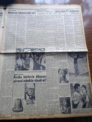 Yeni İstanbul Gazetesi - 19 Ekim 1953 - Londra Konferansının Kör Düğümleri Yazan Mustafa Nermi Köşe Yazısı - Üç Batılı Devlet Dün Sovyet Rusya'ya Nota Verdi - Fenerbahçe Swindon Town'le Karşılaşıyor - Eski Kral Faruk'un Koleksiyonu Satılıyor - Yeni Cephe Gazetesi Sahibi Osman Hamit Cezaevine Sevkedildi - Bugün Askeri Mahkemede Komünistlerin Duruşmasına Devam Ediliyor - Teknik Üniversite'de Vizeler Kaldırılıyor - Kara Günler Milli Mücadele Hatıraları Yazan İbrahim Şevki Feyzioğlu Yazı Dizisi - Anıtkabir'e Ağaç Hibe Eden Devletler - Türk Halk Masalları Şah İsmail Yazan Rezzan Güney Yazı Dizisi - Ankara İstanbul İzmir Teknik Üniversite Radyosu Programı - Acaba Körlerin Dünyayı Görmesi Mümkün Olacak Mı - Klasik Aşk Sahneleri Yine Moda Oldu - Galatasaray Kasımpaşa'yı 1 0 Yendi - Liselerarası Atletizm Kupasını Haydarpaşa Kazandı