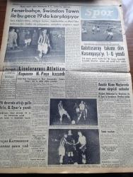 Yeni İstanbul Gazetesi - 19 Ekim 1953 - Londra Konferansının Kör Düğümleri Yazan Mustafa Nermi Köşe Yazısı - Üç Batılı Devlet Dün Sovyet Rusya'ya Nota Verdi - Fenerbahçe Swindon Town'le Karşılaşıyor - Eski Kral Faruk'un Koleksiyonu Satılıyor - Yeni Cephe Gazetesi Sahibi Osman Hamit Cezaevine Sevkedildi - Bugün Askeri Mahkemede Komünistlerin Duruşmasına Devam Ediliyor - Teknik Üniversite'de Vizeler Kaldırılıyor - Kara Günler Milli Mücadele Hatıraları Yazan İbrahim Şevki Feyzioğlu Yazı Dizisi - Anıtkabir'e Ağaç Hibe Eden Devletler - Türk Halk Masalları Şah İsmail Yazan Rezzan Güney Yazı Dizisi - Ankara İstanbul İzmir Teknik Üniversite Radyosu Programı - Acaba Körlerin Dünyayı Görmesi Mümkün Olacak Mı - Klasik Aşk Sahneleri Yine Moda Oldu - Galatasaray Kasımpaşa'yı 1 0 Yendi - Liselerarası Atletizm Kupasını Haydarpaşa Kazandı