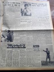 Yeni İstanbul Gazetesi - 21 Ekim 1953 - Komünist Bloku Dağılabilir Mi Yazan Mustafa Nermi Köşe Yazısı - Mısır İnkılabımızın Düşmanlarını Besliyor - Mısır Evkaf Nezareti Cami Ül Ezher'deki Yobaz Türk Talebesine Maddi Yardımlarda Bulunuyor - İngiliz Başbakanı Winston Churchill Malenkov İle Görüşmek İstiyor - Askeri Mahkemede Okunan 113 Sahifelik Uzun Bir İddianame İle Kızılların Gizli Faaliyeti Delilleriyle Dün Açıklandı - Doktor Sevim Tarı Ve Arkadaşları Hakimler Heyetinin Kararını Dinliyorlar - Başbakan Adnan Menderes Dün Teknik Üniversite'nin Yeni Ders Senesini Bir Nutukla Açtı - 1954 Avrupa Güzeli Seçimleri - 1953 Avrupa Güzeli Eloisa Cianni İstanbul'da İken Fotoğraf - Yabancı Bankacılar İstanbul'da - Kara Günler Milli Mücadele Hatıraları Yazan İbrahim Şevki Feyzioğlu Yazı Dizisi - Seçim Mücadelesi Yazan Namık Zeki Aral Köşe Yazısı - İzmir Yeni Radyo İstasyonu İnşasına Başlanıyor - Ankara İstanbul İzmir Teknik Üniversite Radyosu Programı -Anadolu Abideleri Yazan Aziz Ogan Yazı Dizisi