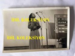 ŞARKICI ESMERAY'IN (ESMERAY DİRİKER) 2'Lİ ORİJİNAL FOTOĞRAF SETİ - ESMERAY, TRT BİRİNCİ TOPLUİĞNE BESTE YARIŞMASINDA UNUTMA BENİ ADLI ŞARKISIYLA BİRİNCİ OLDUĞU ANLARDAN 2 GÜZEL KARE - ESMERAY ve EŞİ SEMİ DİRİKER - 18 x 12 cm EBADINDA - SİYAH & BEYAZ - 1974