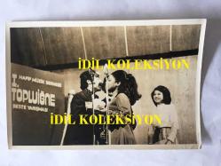 ŞARKICI ESMERAY'IN (ESMERAY DİRİKER) 2'Lİ ORİJİNAL FOTOĞRAF SETİ - ESMERAY, TRT BİRİNCİ TOPLUİĞNE BESTE YARIŞMASINDA UNUTMA BENİ ADLI ŞARKISIYLA BİRİNCİ OLDUĞU ANLARDAN 2 GÜZEL KARE - ESMERAY ve EŞİ SEMİ DİRİKER - 18 x 12 cm EBADINDA - SİYAH & BEYAZ - 1974