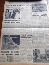 Yeni İstanbul Gazetesi - 14 Kasım 1953 - Anıt Kabir Yazan Habib Edib Törehan Köşe Yazısı - Sovyet Rusya Batılıları Ayırmak Mı İstiyor - Sovyet Rusya'da Kara Gün Geldi Mi - Mısır İngiltere ile Harbe Kararı Vermiş - Dumlupınar Denizaltısı Nasıl Çıkarılabilir - İtalya Başbakanı Pella Anıtkabir'e Buket Koydu -  Amerika Ve Avrupa Savunma Birliği - Talebe Bankası Kuruluyor - Dün Kahire'deki Dünya Kupası Maçında İtalya Mısırı 2 1 Mağlup Etti -  Charlie Chaplin İsviçre'ye Yerleşmek Niyetinde Mi - Ankara Paris Futbol Takımları Karşılaşacak - Anadolu Abideleri Yazan Aziz Ogan Yazı Dizisi - Sütün Kansere Sebep Olduğu İddia Ediliyor - Boğazköy Kazıları - Antrenör Salim Arıkanla Konuştuk - Boğa Güreşçilerinin Karıları Hayatlarından Memnun Değil - Admira Futbol Takımı Türkiye'ye Geliyor - Minerva Dikiş Makinaları - Arı Pirinç Unu - General Electric Ampul - Limon Melba Marmelatları - Gripin