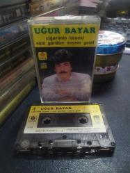 UĞUR BAYAR - CİĞERİMİN KÖŞESİ - SENİ GÖRDÜM NEŞEM GELDİ - KASET [kağıt baskı - sarı bandrol - etikette yazı var]