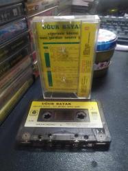 UĞUR BAYAR - CİĞERİMİN KÖŞESİ - SENİ GÖRDÜM NEŞEM GELDİ - KASET [kağıt baskı - sarı bandrol - etikette yazı var]