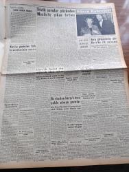 Yeni İstanbul Gazetesi - 17 Kasım 1953 - Türk İtalyan Görüşmelerinin Bilançosu Yazan Mustafa Nermi Köşe Yazısı - Güney Kore'de Nümayişler - Celal Bayar Kanada'ya Gidecek - Sözlü Sorular Yüzünden Mecliste Çıkan Fırtına - Kore'ye Giden Erlerimizin Hakiki Sayısı - Winston Churchill'in Bermuda Konferansına Dair Demeci - Parçalayıcı Bir Tesir Yaratan Muzır Yayınlar - Uşak'taki Seçimleri Halk Partisi Kazandı - Jenny Yazan Theodore Dreiser Yazı Dizisi - Devrim Ocakları Kuruluş Yılı - Cizre'de Hudut Dışı Edilecek Olan Aşiret - Hitler'in Üvey Kardeşi Alois Hitler  Ağabeyi Hakkında Çevrilen Filmi Protesto Etti - Fransa Maliyesini Kurtaracak Olan Adam Edgar Faure - Kızıl Kraliçe Yazan Jacques Renand Yazı Dizisi - Türk Milleti Atatürk'ü Uğurluyor Fotoğraflar - Zsa Zsa Gabor'un Annesinin Dükkanı - İngiltere Macaristan Milli Maçına Doğru - Lana Turner Avrupa'ya Gelir Gelmez Esmerleşti - Odeon Mağazaları - Vita Yağ - General Electric Ampul - Doğubank - Air France - Tural Öksürüğe Ve Bronşite Karşı