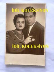 1940'LI YILLARDAN MUTLU BİR ÇİFTİN 2 ADET FOTOĞRAFI - 11 MART 1944 - İKİNCİ 2. DÜNYA SAVAŞI YILLARI TÜRKİYE'SİNDEN GÜZEL BİR AİLE ÖRNEĞİ - FOTO SÜMER, BEYOĞLU - NİKAH FOTOĞRAFI (İMZALI) ve SONRASINDAKİ MUTLU ANLARINDAN GÜZEL BİR KARE - 14 x 9 cm EBADINDA FOTOĞRAFLAR - SİYAH & BEYAZ - BİRBİRİNİ ÇOK SEVEN MUTLU BİR ÇİFT, EŞİNE SEVGİYLE SARILAN BİR HANIMEFENDİ ve EVLİLİK SONRASINDAKİ FOTOĞRAFLARINDA DA ''BEN MUTLUYUM!'' İFADESİYLE BAKAN TAKIM ELBİSELİ BEYEFENDİ, ESKİ İSTANBUL'DAN MUTLU BİR ÇİFT ÖRNEĞİ...