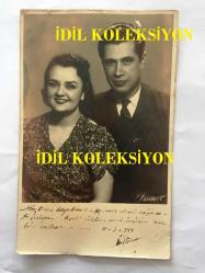 1940'LI YILLARDAN MUTLU BİR ÇİFTİN 2 ADET FOTOĞRAFI - 11 MART 1944 - İKİNCİ 2. DÜNYA SAVAŞI YILLARI TÜRKİYE'SİNDEN GÜZEL BİR AİLE ÖRNEĞİ - FOTO SÜMER, BEYOĞLU - NİKAH FOTOĞRAFI (İMZALI) ve SONRASINDAKİ MUTLU ANLARINDAN GÜZEL BİR KARE - 14 x 9 cm EBADINDA FOTOĞRAFLAR - SİYAH & BEYAZ - BİRBİRİNİ ÇOK SEVEN MUTLU BİR ÇİFT, EŞİNE SEVGİYLE SARILAN BİR HANIMEFENDİ ve EVLİLİK SONRASINDAKİ FOTOĞRAFLARINDA DA ''BEN MUTLUYUM!'' İFADESİYLE BAKAN TAKIM ELBİSELİ BEYEFENDİ, ESKİ İSTANBUL'DAN MUTLU BİR ÇİFT ÖRNEĞİ...