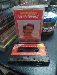 ERCAN TURGUT - ZİRVEDEKİ ŞARKILAR - KASET [kağıt baskı - sarı bandrol - etiketin bir yüzünde yırtık var]