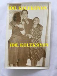 İLHAN İREM'İN ORİJİNAL 3'LÜ FOTOĞRAF SETİ - İLHAN İREM ERZİNCAN'DA ASKERLİK YAPTIĞI ORDUEVİNDEN GELİP  BURSA'DA AİLESİNE BAYRAM ZİYARETİ YAPTIĞI ANLARDAN ÜÇ GÜZEL KARE2 - 27 AĞUSTOS 1979 - İLHAN İREM ANNESİ ve ANNEANNESİYLE - 18 x 12 cm EBADINDA, SİYAH & BEYAZ DÖNEMİNE AİT ORİJİNAL FOTOĞRAFLAR