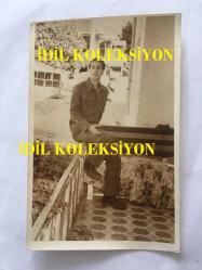 İLHAN İREM'İN ORİJİNAL 3'LÜ FOTOĞRAF SETİ - İLHAN İREM ERZİNCAN'DA ASKERLİK YAPTIĞI ORDUEVİNDEN GELİP  BURSA'DA AİLESİNE BAYRAM ZİYARETİ YAPTIĞI ANLARDAN ÜÇ GÜZEL KARE2 - 27 AĞUSTOS 1979 - İLHAN İREM ANNESİ ve ANNEANNESİYLE - 18 x 12 cm EBADINDA, SİYAH & BEYAZ DÖNEMİNE AİT ORİJİNAL FOTOĞRAFLAR