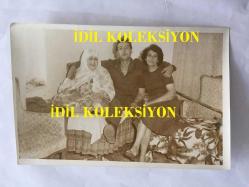 İLHAN İREM'İN ORİJİNAL 3'LÜ FOTOĞRAF SETİ - İLHAN İREM ERZİNCAN'DA ASKERLİK YAPTIĞI ORDUEVİNDEN GELİP  BURSA'DA AİLESİNE BAYRAM ZİYARETİ YAPTIĞI ANLARDAN ÜÇ GÜZEL KARE2 - 27 AĞUSTOS 1979 - İLHAN İREM ANNESİ ve ANNEANNESİYLE - 18 x 12 cm EBADINDA, SİYAH & BEYAZ DÖNEMİNE AİT ORİJİNAL FOTOĞRAFLAR