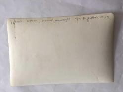 İLHAN İREM'İN ORİJİNAL 3'LÜ FOTOĞRAF SETİ - İLHAN İREM ERZİNCAN'DA ASKERLİK YAPTIĞI ORDUEVİNDEN GELİP  BURSA'DA AİLESİNE BAYRAM ZİYARETİ YAPTIĞI ANLARDAN ÜÇ GÜZEL KARE2 - 27 AĞUSTOS 1979 - İLHAN İREM ANNESİ ve ANNEANNESİYLE - 18 x 12 cm EBADINDA, SİYAH & BEYAZ DÖNEMİNE AİT ORİJİNAL FOTOĞRAFLAR