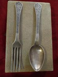 GÜMÜŞ KAŞIK ÇATAL,  ORİJİNÂL KUTUSUNDA, OSMANLI DÖNEMİ USTA DAMGALI GÜMÜŞ KAŞIK ÇATAL. 135 GRAM. 19,5 cmm. İADE GARANTİLİ.