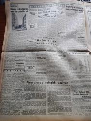 Yeni İstanbul Gazetesi - 21 Eylül 1953 - Hiçbir Şey Yapamayan Belediyeler Yazan Mustafa Nermi Köşe Yazısı - Lavrenti Beria'nın Rusya'dan Kaçtığı İddia Ediliyor - Mareşal Papagos Roma'ya Gidiyor - Sovyetlerin Kuzey Kore'ye Yardımları - İktisadi Kalkınma İçin Bankalarımızın İşbirliği - Fenerbahçe Enosis'i 4 0 Yendi - Demokrat Parti'nin Dünkü Toplantısı Muhalefete Dersini İyice Öğretmemişiz - Uzun Hikaye İmza Ticareti Yazan Mehmet Davaz Yazı Dizisi - İstanbul Türkiye Şarpi Birincisi Oldu - Pravda Gazetesi Amerikan Dışişleri Bakanı John Foster Dulles'ın Nutku Hakkında Bir Yazı Yayınladı - Ankara İstanbul İzmir Teknik Üniversite Radyosu Programı - Tarihten Sahifeler 1919 Mitingleri - Shakespeare'in Julius Caesar'ı  Filme Alındı - İnsan Hayatının Bilinmeyen Taraflarına Dair - Batı Berlinin Motosikletli Polislerinin Gösterileri - Rita Hayworth Evlenme Hikayeleri İle Rekor Kırdı - Türkiye Konkurhipikleri Ankara'da Yapıldı - Bursa'da At Yarışları Yapılıyor - Dünya Ağır Siklet Boks Şampiyonası