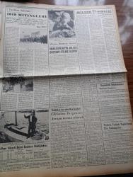 Yeni İstanbul Gazetesi - 21 Eylül 1953 - Hiçbir Şey Yapamayan Belediyeler Yazan Mustafa Nermi Köşe Yazısı - Lavrenti Beria'nın Rusya'dan Kaçtığı İddia Ediliyor - Mareşal Papagos Roma'ya Gidiyor - Sovyetlerin Kuzey Kore'ye Yardımları - İktisadi Kalkınma İçin Bankalarımızın İşbirliği - Fenerbahçe Enosis'i 4 0 Yendi - Demokrat Parti'nin Dünkü Toplantısı Muhalefete Dersini İyice Öğretmemişiz - Uzun Hikaye İmza Ticareti Yazan Mehmet Davaz Yazı Dizisi - İstanbul Türkiye Şarpi Birincisi Oldu - Pravda Gazetesi Amerikan Dışişleri Bakanı John Foster Dulles'ın Nutku Hakkında Bir Yazı Yayınladı - Ankara İstanbul İzmir Teknik Üniversite Radyosu Programı - Tarihten Sahifeler 1919 Mitingleri - Shakespeare'in Julius Caesar'ı  Filme Alındı - İnsan Hayatının Bilinmeyen Taraflarına Dair - Batı Berlinin Motosikletli Polislerinin Gösterileri - Rita Hayworth Evlenme Hikayeleri İle Rekor Kırdı - Türkiye Konkurhipikleri Ankara'da Yapıldı - Bursa'da At Yarışları Yapılıyor - Dünya Ağır Siklet Boks Şampiyonası
