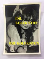 Efemera - ŞARKICI BERGEN'İN ORİJİNAL FOTOĞRAFI (Bergen Sarılmışer) - 12 x 9 cm EBADINDA - ACILARIN KADINI BERGEN BANDAJLI GÖZÜ ve SİYAH SAÇLARIYLA GÜLÜMSERKEN ÇEKİLMİŞ GÜZEL BİR FOTOĞRAF - SİYAH & BEYAZ, 3 EYLÜL 1984 - kitantik - kitaLog