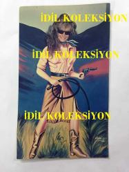 ŞARKICI BERGEN'İN ORİJİNAL FOTOĞRAFI (Bergen Sarılmışer) - 18 x 10 cm EBADINDA - ACILARIN KADINI BERGEN'İN WESTERN FİLM KARAKTERİNİN KARTON MAKETİNİN ARKASINA GEÇİP ÇEKTİRDİĞİ GÜZEL BİR FOTOĞRAF - 18 TEMMUZ 1989