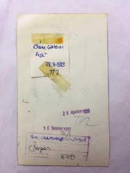 ŞARKICI BERGEN'İN ORİJİNAL FOTOĞRAFI (Bergen Sarılmışer) - 18 x 10 cm EBADINDA - ACILARIN KADINI BERGEN'İN WESTERN FİLM KARAKTERİNİN KARTON MAKETİNİN ARKASINA GEÇİP ÇEKTİRDİĞİ GÜZEL BİR FOTOĞRAF - 18 TEMMUZ 1989