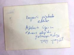 ŞARKICI BERGEN'İN ORİJİNAL FOTOĞRAFI (Bergen Sarılmışer) - 13 x 9 cm EBADINDA - ACILARIN KADINI BERGEN'İN PROTESTO EDİLDİĞİ AFİŞLER - SAHNEYE GELMEYEN BERGEN'İ PROTESTO ETMEK İÇİN AFİŞLERİNİN ÜZERİNE ''AVANS ALIP GELMEYEN SAHTE SANATÇI BERGEN'' YAZDILAR - 1980'LER